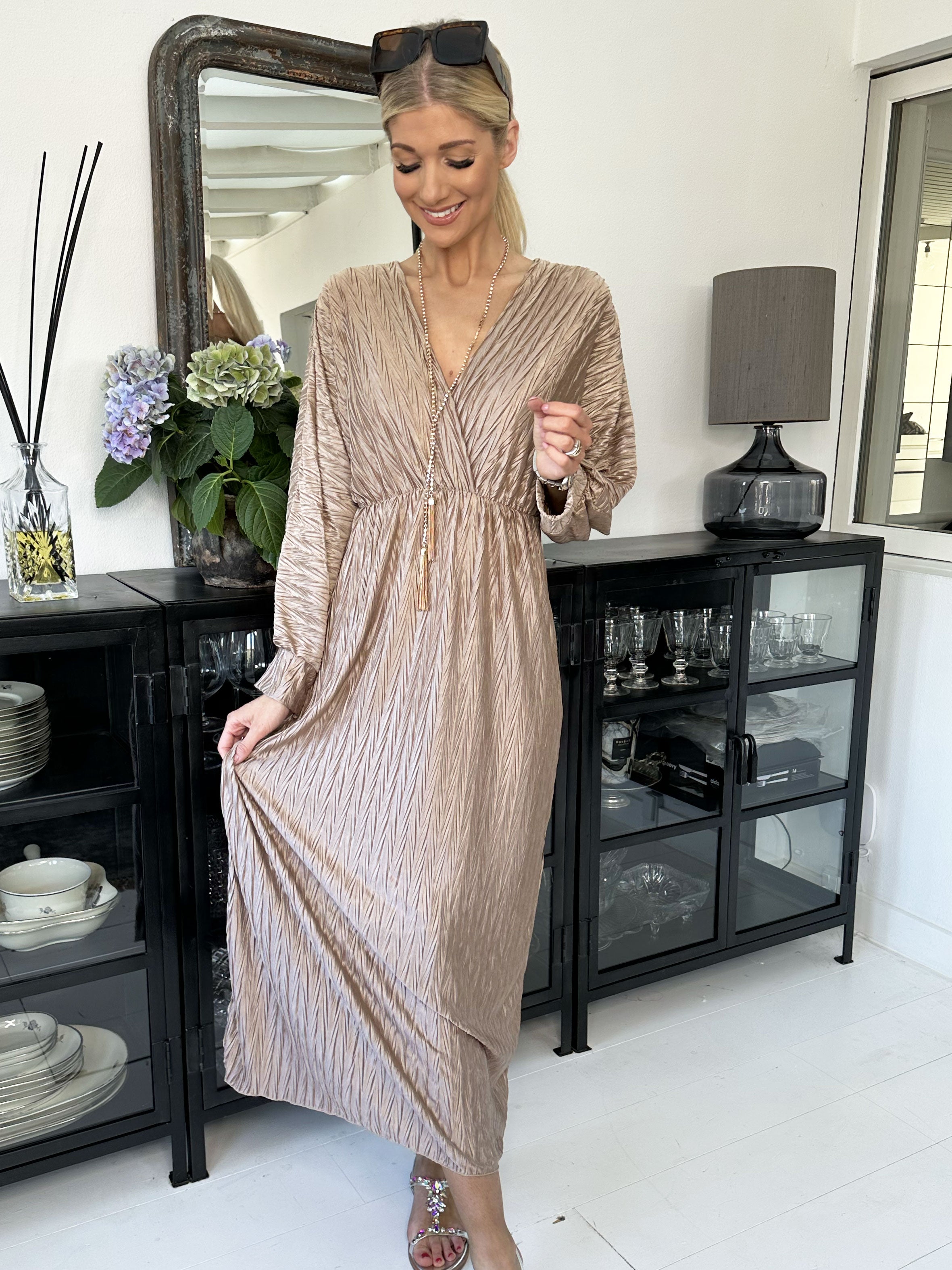 Love - Lang smuk plisseret kjole i shiny stof